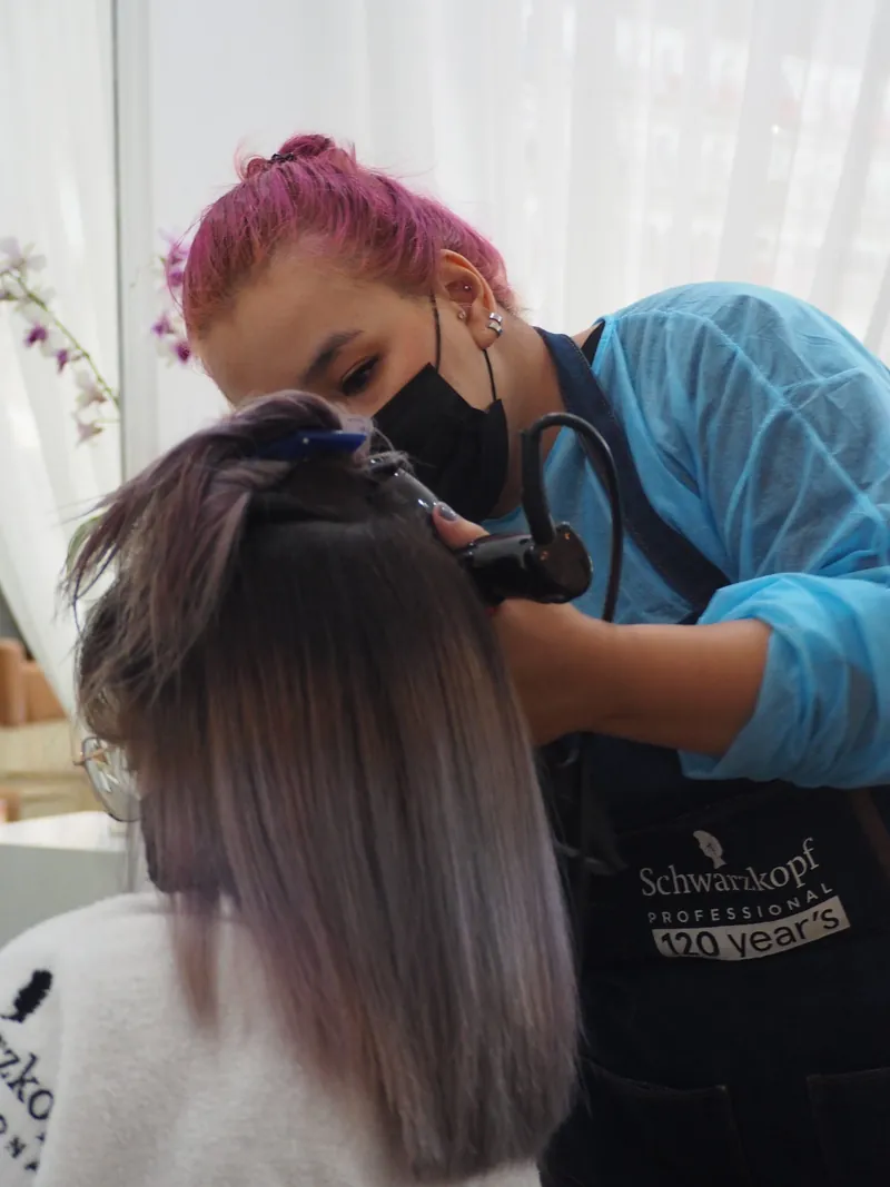 ช่างทำสีผมให้ลูกค้าในร้าน