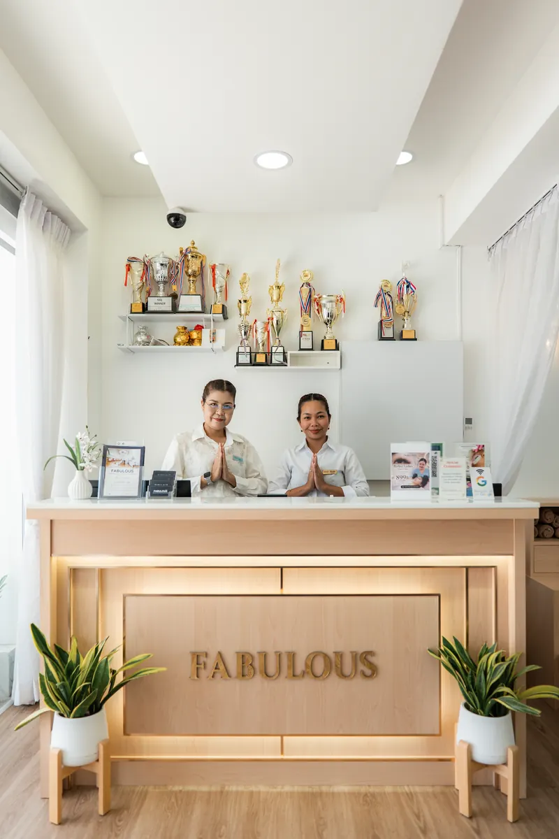Команда встречает гостей у стойки Fabulous